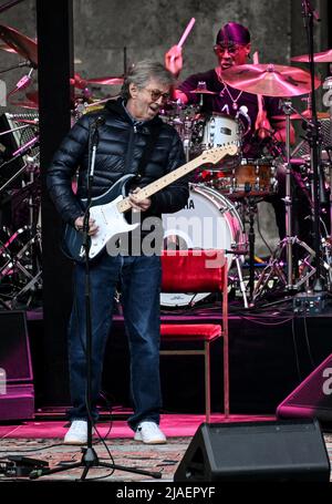 Berlin, Deutschland. 29.. Mai 2022. Der Musiker Eric Clapton tritt an der Waldbühne auf. Kredit: Britta Pedersen/dpa/Alamy Live Nachrichten Stockfoto