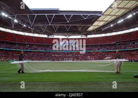 London, Großbritannien. 29.. Mai 2022. Bodensmänner entfernen das Tor beim Championship Play-Off Final Huddersfield Town gegen Nottingham Forest am 29.. Mai 2022 im Wembley Stadium, London, Großbritannien. Kredit: Paul Marriott/Alamy Live Nachrichten Stockfoto