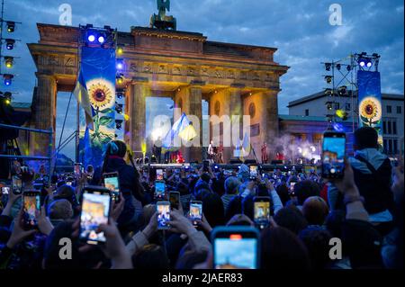 Berlin, Deutschland. 29.. Mai 2022. Die Kalush Orchestra Band, Gewinner des Eurovision Song Contest 2022, wird bei der Charity-Veranstaltung „Save Ukraine - #Stopwar“ am Brandenburger Tor auf der Bühne stehen. Die Organisatoren wollen die Aufmerksamkeit der Welt auf die Ereignisse in der Ukraine lenken und Spenden für den Kauf von medizinischen Geräten sammeln. Quelle: Christophe Gateau/dpa/Alamy Live News Stockfoto