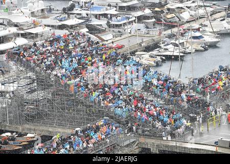 29.. Mai 2022, Rennstrecke von Monaco, Monte Carlo, FORMEL 1 GRAND PRIX DE MONACO 2022, im Bild Zuschauer im Regen auf den Tribünen. Stockfoto