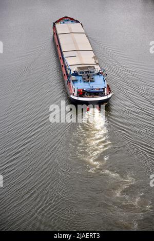 Schiff transportiert Kiessand auf einem Fluss Stockfoto