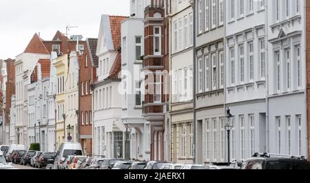28. Mai 2022, Schleswig-Holstein, Lübeck: Historische Hausfassaden aus verschiedenen Epochen prägen die Altstadt in der Dankwartsgrube. Vor 35 Jahren wurde die Lübecker Altstadt in die UNESCO-Welterbeliste der Menschheit aufgenommen. Aus diesem Grund feiert die Hansestadt am 05. Juni 2022 den Weltnaturerbetag mit einem Fest in Sichtweite des Holstentors. Foto: Markus Scholz/dpa Stockfoto