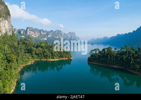 Luftdrohnenaufnahme des tropischen Berggipfels in Thailand wunderschöne Inselarchipel Thailand malerische Berge am See im Khao Sok Nationalpark Stockfoto