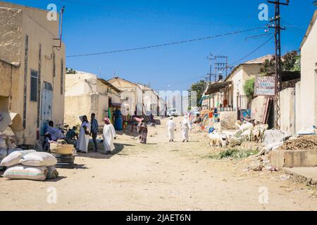 Lokale Eritreier gehen in der Nähe des Obst- und Gemüsemarks Keren Stockfoto