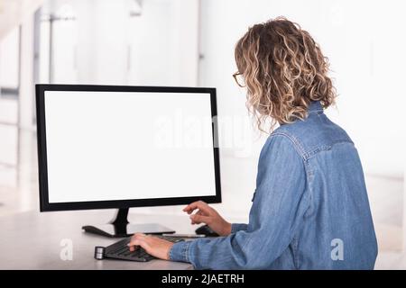 Rückansicht einer nicht erkennbaren Frau im Büro, die einen Computer mit leerem Bildschirm verwendet, um Platz zu kopieren Stockfoto