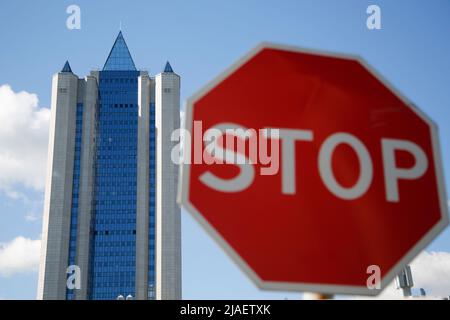 Peking, China. 28. April 2022. Das am 28. April 2022 aufgenommene Foto zeigt das Büro des russischen Energiegiganten Gazprom in Moskau, Russland. Quelle: Alexander Zemlianichenko Jr/Xinhua/Alamy Live News Stockfoto