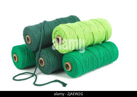 Set aus grünem Farbskein einsträngigen Baumwollseil für Makrame auf Weiß. Für Heimwerker verwenden. Closeup Textile Spule Stockfoto