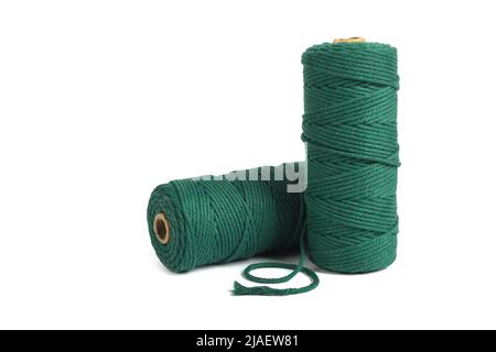 Set aus zwei grünen Farbe skein einsträngigen Baumwollkordel Seil für Macrame auf weiß. Für Heimwerker verwenden. Closeup Textile Spule Stockfoto