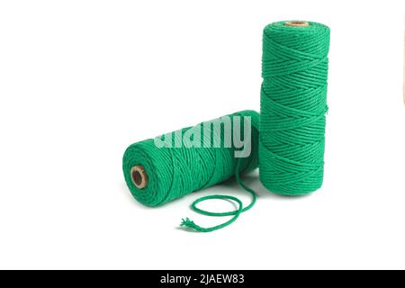 Set aus zwei grünen Farbe skein einsträngigen Baumwollkordel Seil für Macrame auf weiß. Für Heimwerker verwenden. Closeup Textile Spule Stockfoto