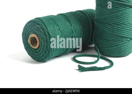 Set aus zwei grünen Farbe skein einsträngigen Baumwollkordel Seil für Macrame auf weiß. Für Heimwerker verwenden. Closeup Textile Spule Stockfoto