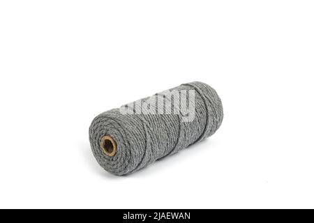 Grau Farbe Skein einsträngig Baumwollseil für Makrame auf Weiß. Für Heimwerker verwenden. Closeup Textile Spule Stockfoto
