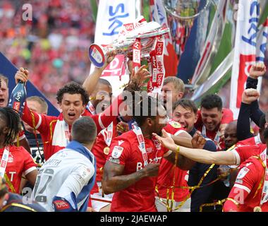 London, Großbritannien. 29.. Mai 2022. Brennan Johnson (L) aus Nottingham Forest feiert mit Teamkollegen, die die Trophäe nach dem Gewinn des Sky Bet Championship-Spiels im Wembley Stadium, London, heben. Bildnachweis sollte lauten: Paul Terry/Sportimage Kredit: Sportimage/Alamy Live News Stockfoto