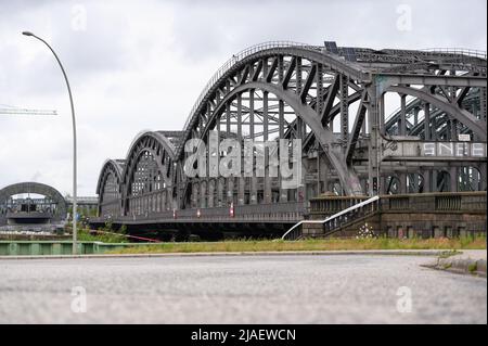 Hamburg, Deutschland. 29.. Mai 2022. Die Freihafenelbbrücke in der HafenCity an der Elbe. Nach vier Monaten Reparaturarbeiten soll die Freihafenelbbrücke in Hamburg wieder eröffnet werden. Zuvor mussten jedoch Sondierungsarbeiten und Abschlussprüfungen abgeschlossen werden, teilte die Hafenbehörde HPA mit. Quelle: Jonas Walzberg/dpa/Alamy Live News Stockfoto