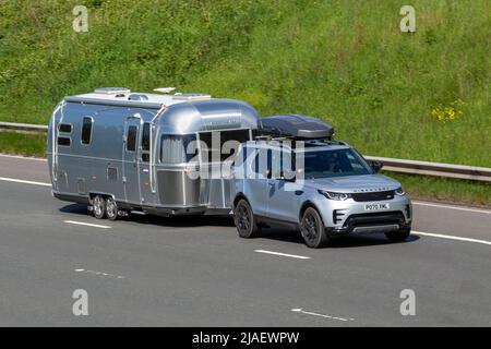 2020 Silber Land Rover Discovery Landmark SD6 Auto 2993cc Diesel SUV Schleppen Airstream Tourer Aluminium Doppelachs-Wohnwagen Stockfoto