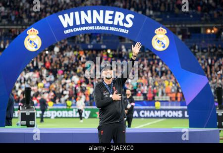 Trainer Jürgen KLOPP (Jvºrgen) (LFC) legt seine Hand aufs Herz und winkt nach der Siegerehrung, dahinter ein Banner ‚Äû Gewinner ‚Äû Soccer Champions League Finale 2022, FC Liverpool (LFC) - Real Madrid (Real) 0: 1, am 28.. Mai 2022 in Paris/Frankreich. ¬ Stockfoto