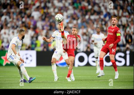 THIAGO (LFC) in Duellen gegen CASEMIRO (Real), r. Jordan HENDERSON (LFC), l. Karim BENZEMA (Real), Action, Fußball Champions League Finale 2022, FC Liverpool (LFC) - Real Madrid (Real) 0: 1, am 28.. Mai 2022 in Paris/Frankreich. Â Stockfoto