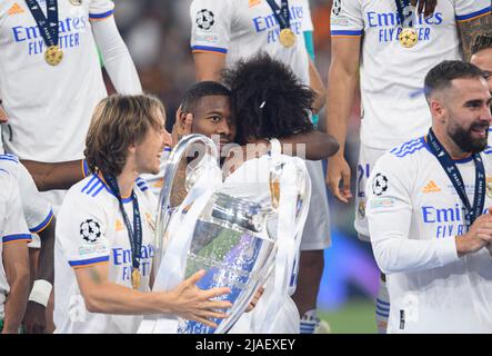 Siegerehrung, Jubilierung Team Real mit dem Pokal, von links nach rechts Luka MODRIC (Real), David ALABA (Real), MARCELO (Real) Soccer Champions League Finale 2022, FC Liverpool (LFC) - Real Madrid (Real) 0:1, am 28. Mai 2022 in Paris/Frankreich. Â Stockfoto