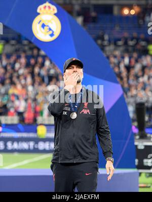 Trainer Jürgen KLOPP (JÃ rgen) (LFC) küsst die Hand nach der Siegerehrung, dem Soccer Champions League Finale 2022, FC Liverpool (LFC) - Real Madrid (Real) 0: 1, am 28.. Mai 2022 in Paris/Frankreich. Â Stockfoto