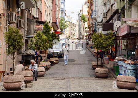 Straßenszene in der Innenstadt Istanbuls, voll von Einheimischen, die ihre täglichen Geschäfte machen. Stockfoto