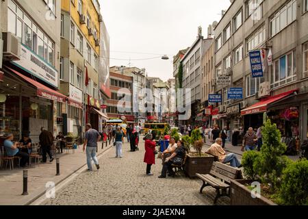 Straßenszene in der Innenstadt Istanbuls, voll von Einheimischen, die ihre täglichen Geschäfte machen. Stockfoto