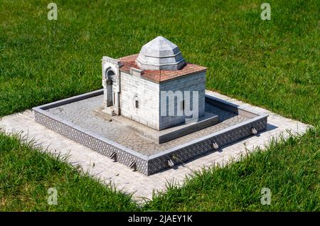 Asik Pasa Grab (Kırsehir) im Miniatürk Park von Istanbul, Türkei. Stockfoto
