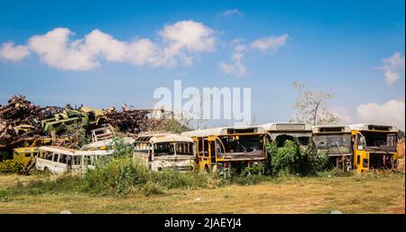 Verrostete und zerkleinerte Busse auf dem Panzerfriedhof in Asmara, Eritrea Stockfoto