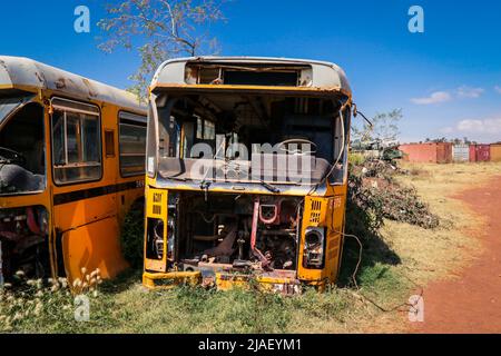 Verrostete und zerkleinerte Busse auf dem Panzerfriedhof in Asmara, Eritrea Stockfoto