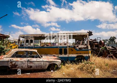 Verrostete und zerkleinerte Busse auf dem Panzerfriedhof in Asmara, Eritrea Stockfoto