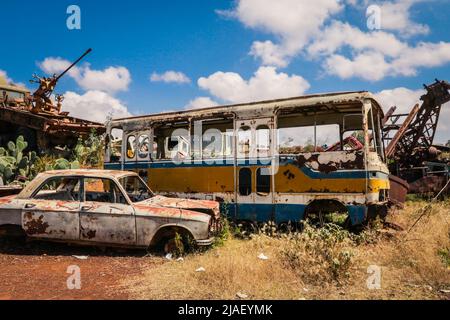 Verrostete und zerkleinerte Busse auf dem Panzerfriedhof in Asmara, Eritrea Stockfoto