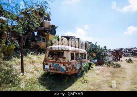 Verrostete und zerkleinerte Busse auf dem Panzerfriedhof in Asmara, Eritrea Stockfoto