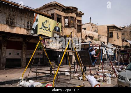 Damaskus, Syrien - Mai, 2022: Kinder spielen auf dem Straßenfest, Kinder auf dem Straßenspielplatz in Damaskus Stockfoto