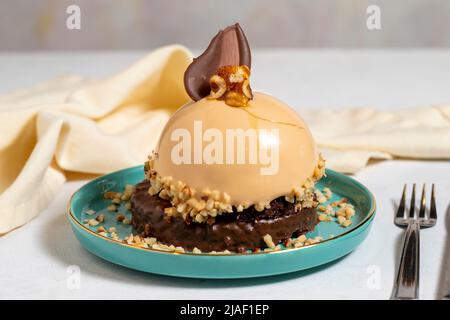 Kuchen im besonderen Design. Schokoladenkuchen auf weißem Hintergrund. Nahaufnahme Stockfoto