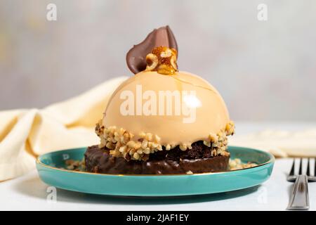 Kuchen im besonderen Design. Schokoladenkuchen auf weißem Hintergrund. Nahaufnahme Stockfoto