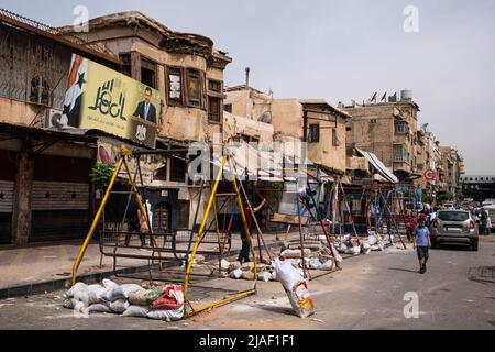 Damaskus, Syrien - Mai, 2022: Kinder spielen auf dem Straßenfest, Kinder auf dem Straßenspielplatz in Damaskus Stockfoto