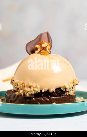 Kuchen im besonderen Design. Schokoladenkuchen auf weißem Hintergrund. Nahaufnahme Stockfoto