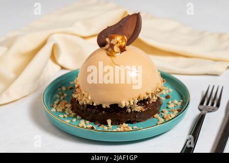 Kuchen im besonderen Design. Schokoladenkuchen auf weißem Hintergrund. Nahaufnahme Stockfoto