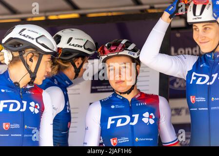 Jade Wiel, Vittoria Guazzini und FDJ-Radsportler beim RideLondon Classique 2022 Elite-Damenrad-Rennen auf dem Siegerpodest in Maldon, Essex, Großbritannien Stockfoto