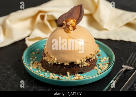 Kuchen im besonderen Design. Schokoladenkuchen auf dunklem Hintergrund. Nahaufnahme Stockfoto