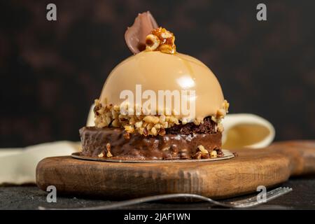 Kuchen im besonderen Design. Schokoladenkuchen auf dunklem Hintergrund. Nahaufnahme Stockfoto