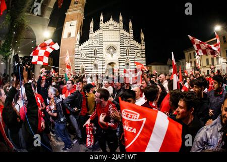 Monza-Fans feiern die erste historische Beförderung von Monza Calcio in der Serie A in seiner 110-jährigen Geschichte in Monza, Italien, am 29 2022Monza. Mai Fans feiern vor der großen Leinwand im U-Power Stadium während des Spiels Pisa gegen Monza in Monza, Italien, am 29 2022. Mai Stockfoto