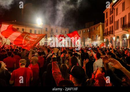 Monza-Fans feiern die erste historische Beförderung von Monza Calcio in der Serie A in seiner 110-jährigen Geschichte in Monza, Italien, am 29 2022Monza. Mai Fans feiern vor der großen Leinwand im U-Power Stadium während des Spiels Pisa gegen Monza in Monza, Italien, am 29 2022. Mai Stockfoto