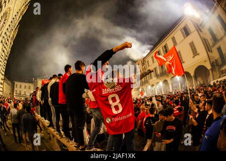 Monza-Fans feiern die erste historische Beförderung von Monza Calcio in der Serie A in seiner 110-jährigen Geschichte in Monza, Italien, am 29 2022Monza. Mai Fans feiern vor der großen Leinwand im U-Power Stadium während des Spiels Pisa gegen Monza in Monza, Italien, am 29 2022. Mai Stockfoto