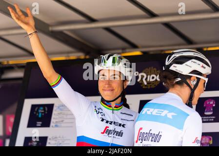 Elisa Balsamo von Trek Segafredo vor dem Rennen beim Elite-Damenrennen RideLondon Classique 2022 auf dem Siegerpodest in Maldon, Essex, Großbritannien Stockfoto