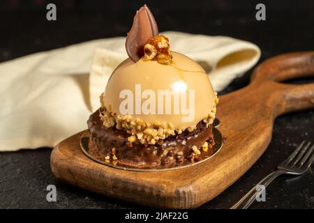 Kuchen im besonderen Design. Schokoladenkuchen auf dunklem Hintergrund. Nahaufnahme Stockfoto