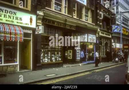 1976 Archivfoto der Räumlichkeiten von E. Withers, Geigenbauern, und des öffentlichen Hauses von Falcon in der Wardour Street, Soho, London. Stockfoto