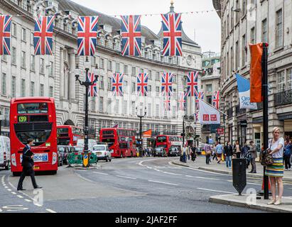 Großbritannien, London - 1.. Juni 2012. Union Jack Flags in der Regent Street. Die Vorbereitungen für die Wochenendfeiern laufen. Es wird erwartet, dass eine riesige Menschenmenge das Diamantenjubiläum Ihrer Majestät, Königin Elizabeth II., feiert Stockfoto