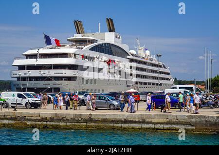 Das französische Kreuzfahrtschiff von Le Lyrial, das an der Altstadt von Rovinj, Rovigno, Istrien, Kroatien, Stockfoto