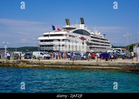 Das französische Kreuzfahrtschiff von Le Lyrial, das an der Altstadt von Rovinj, Rovigno, Istrien, Kroatien, Stockfoto