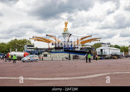 Großbritannien, London - 1.. Juni 2012: Bühne für das Jubilee-Konzert neben dem goldenen Queen Victoria-Denkmal. Die Vorbereitungen für die Wochenendfeiern laufen. Es wird erwartet, dass eine riesige Menschenmenge das Diamantenjubiläum Ihrer Majestät, Königin Elizabeth II., feiert Stockfoto