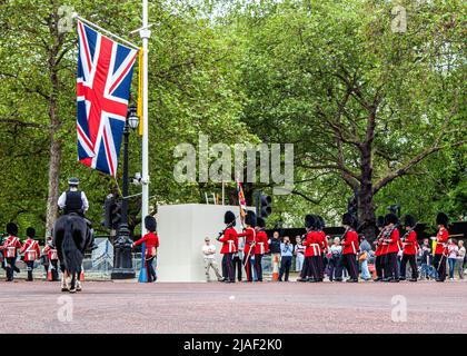 Großbritannien, London - 1.. Juni 2012: Queen's Guard marschiert während der Vorbereitungen für die Wochenendfeiern. Es wird erwartet, dass eine riesige Menschenmenge das Diamantenjubiläum Ihrer Majestät, Königin Elizabeth II., feiert Stockfoto